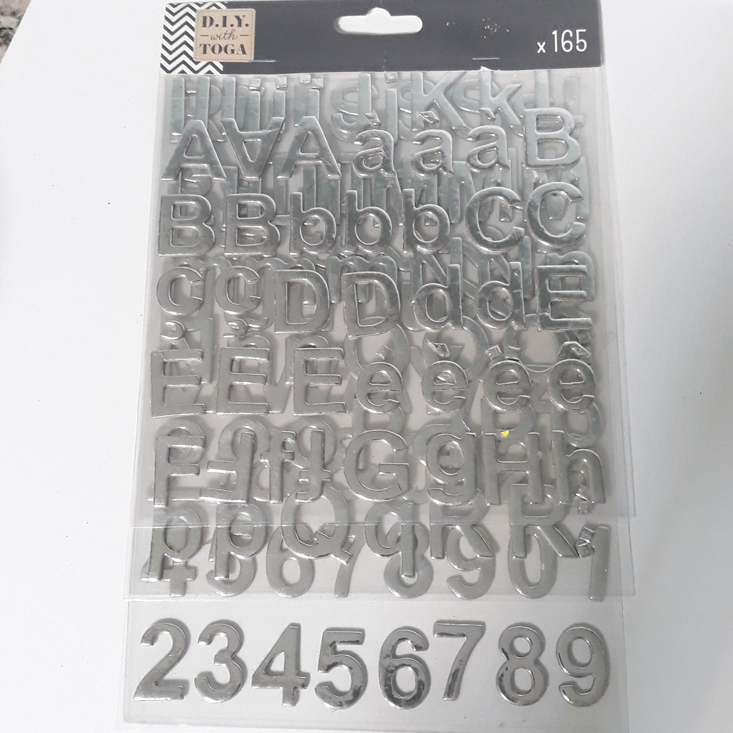 Abeceda v striebornej farbe