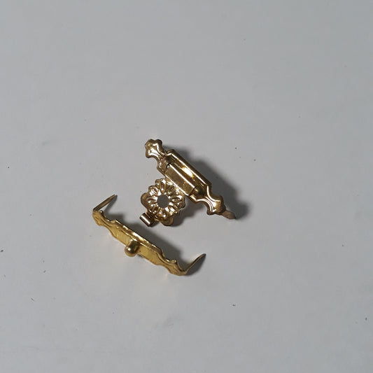 Kovový zámok v zlatej farbe