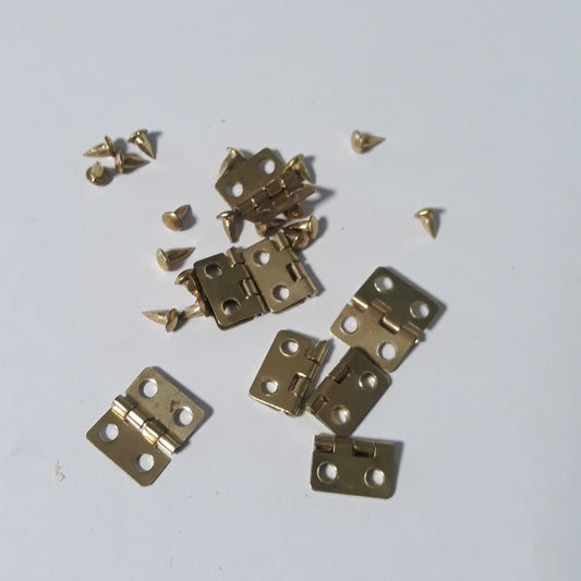 Pánty v zlatej farbe