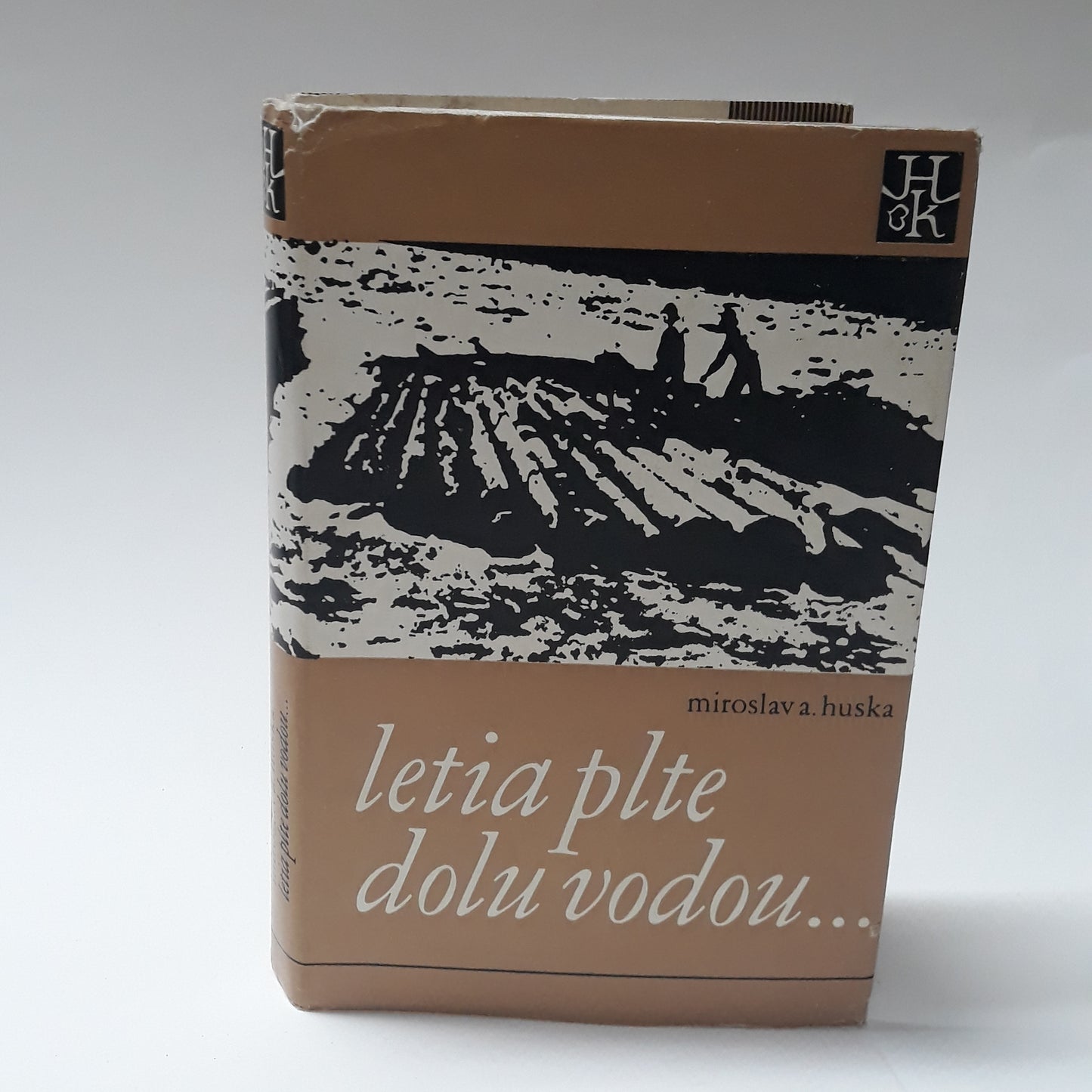 Letia plte dolu vodou