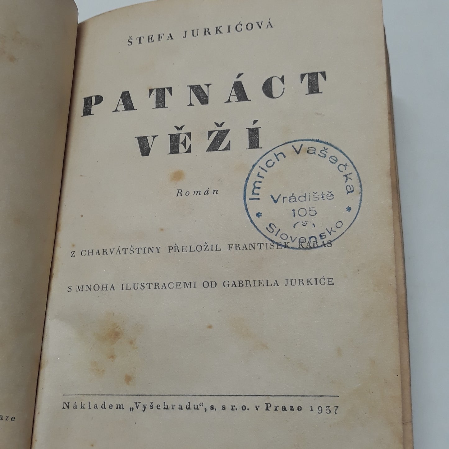 Lurdští poutníci, Patnáct věží, V nepříznivé půdě