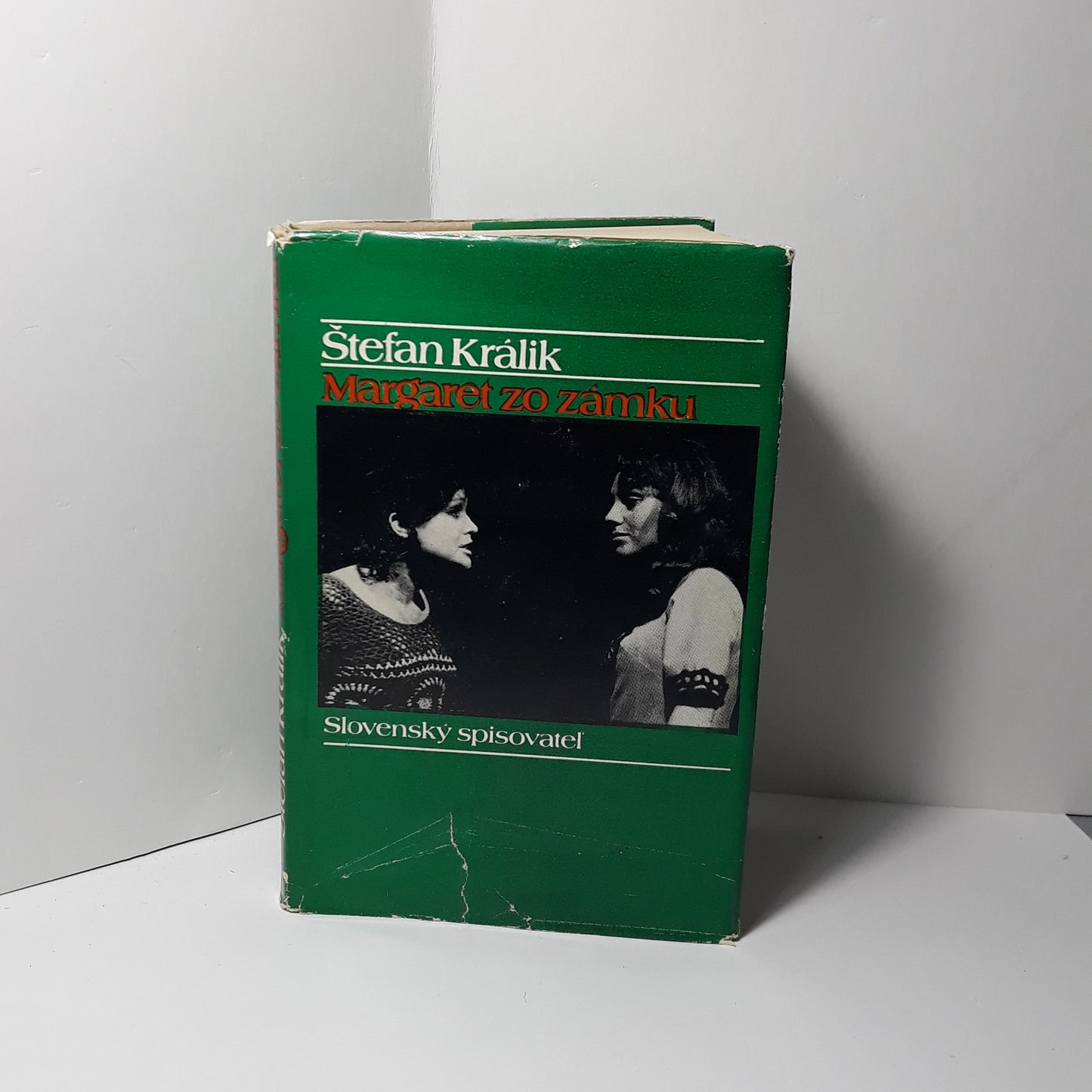 Margaret zo zámku, Rebel