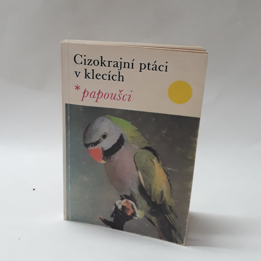 Cizokrajní ptáci v klecích - papoušci