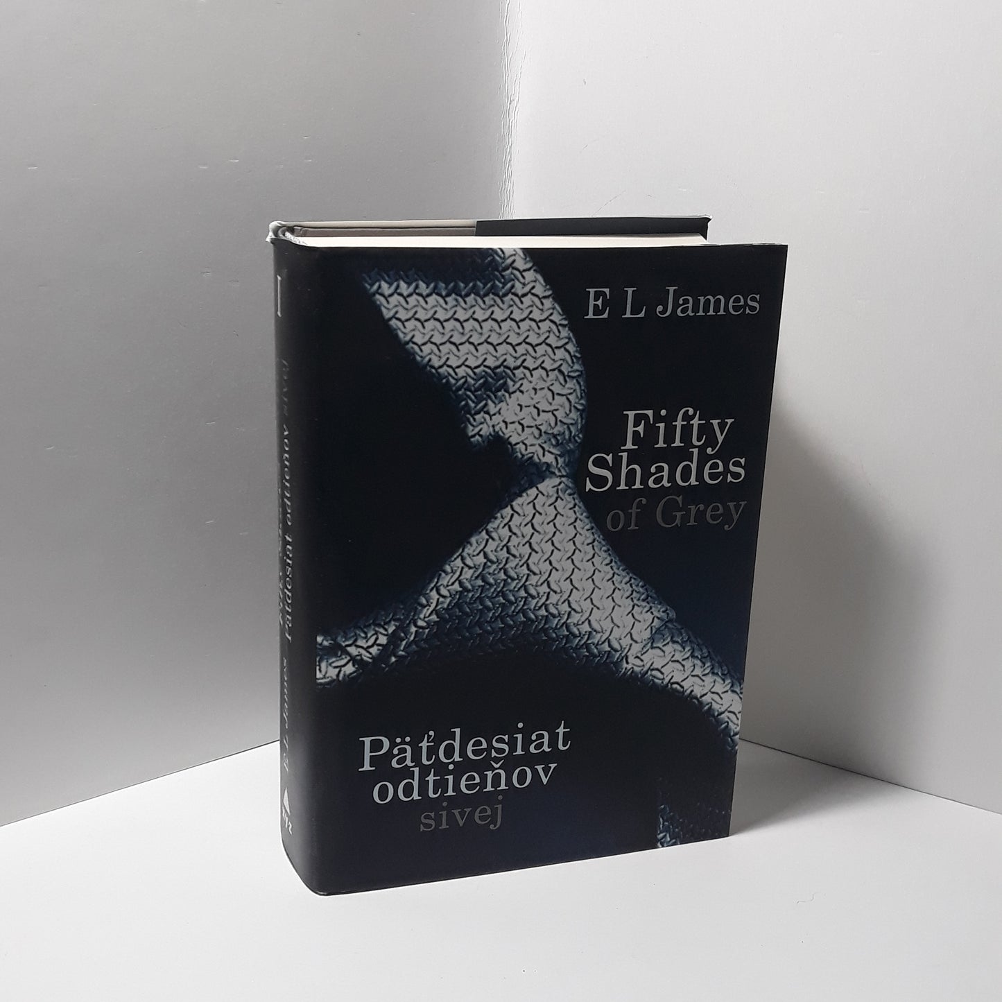 Päťdesiat odtieňov sivej, Päťdesiat odtieňov temnoty, Päťdesiat odtieňov slobody