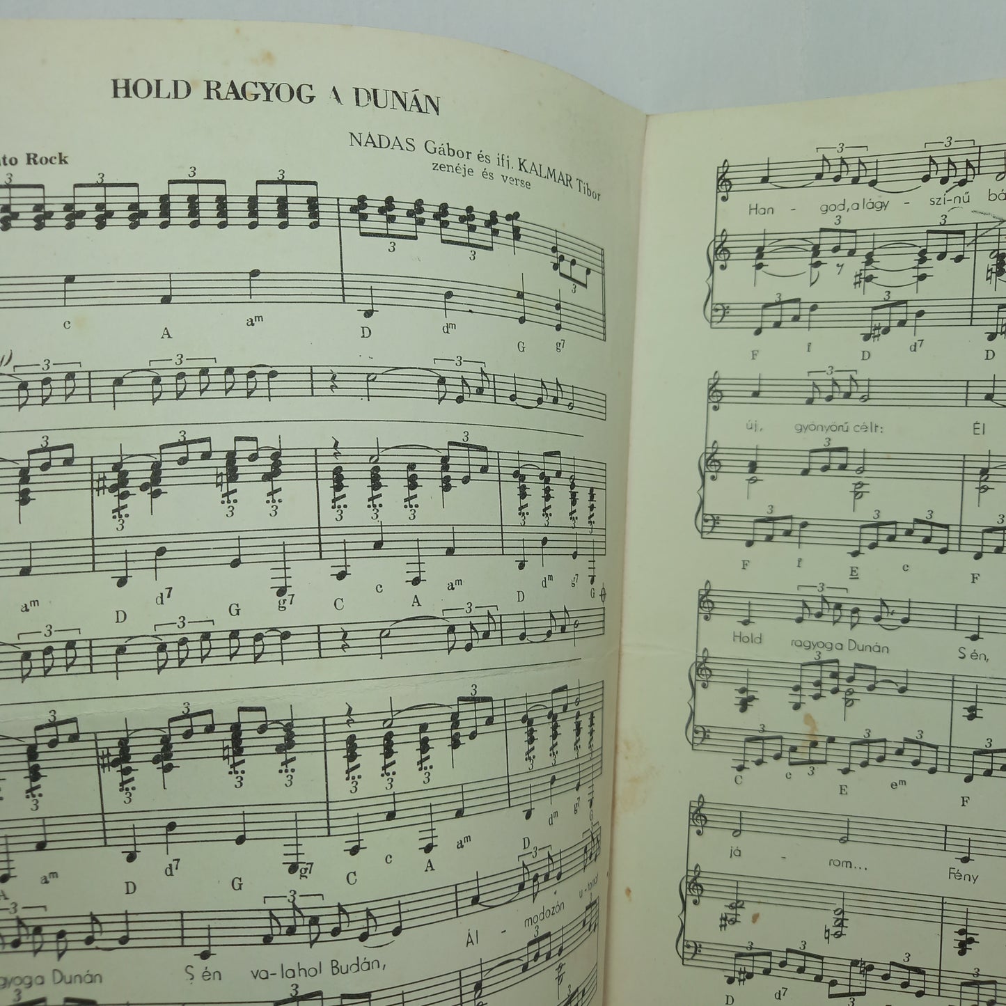 Hold ragyog a dunán