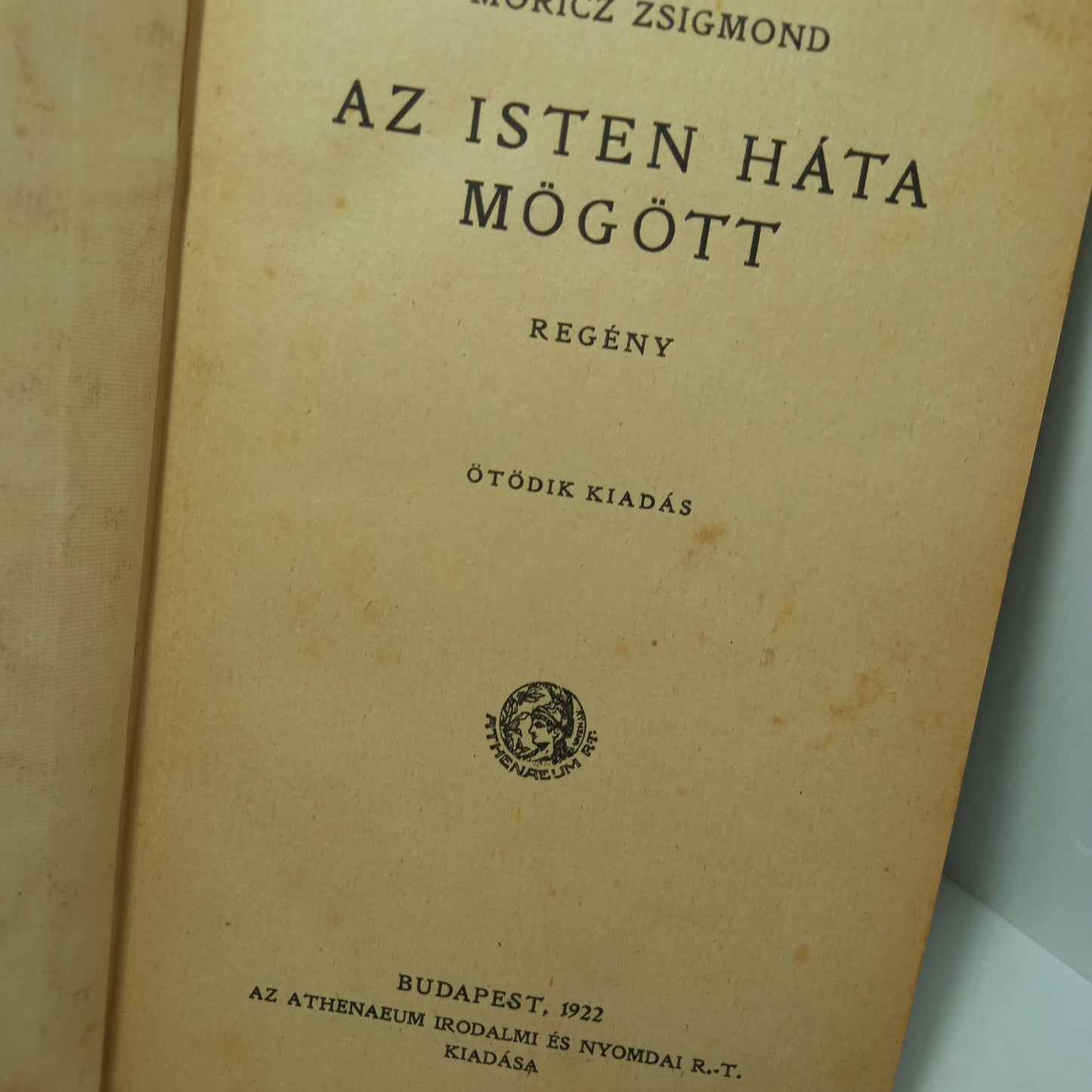 Az isren háta mögött