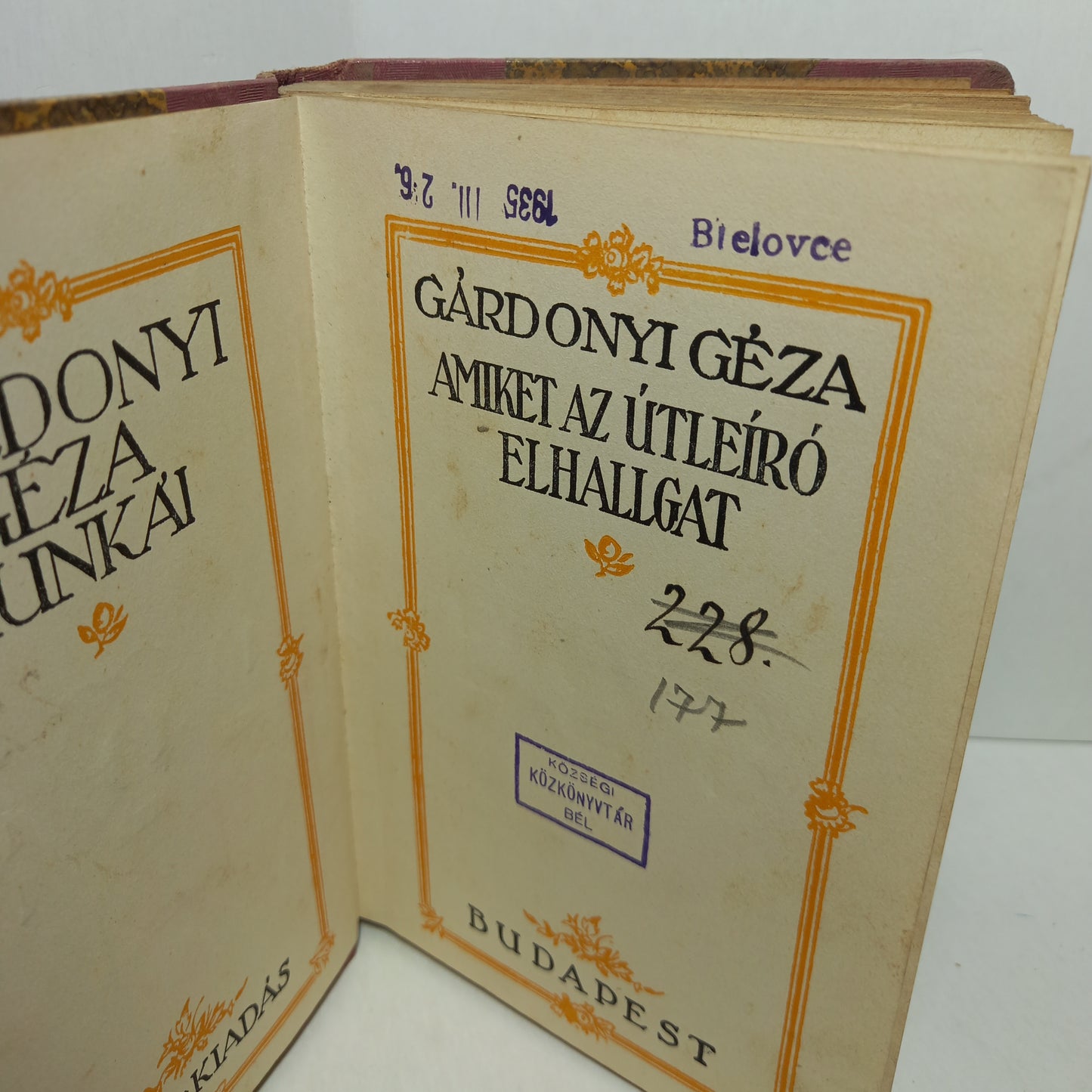 Amiket az útleíró elhallgat