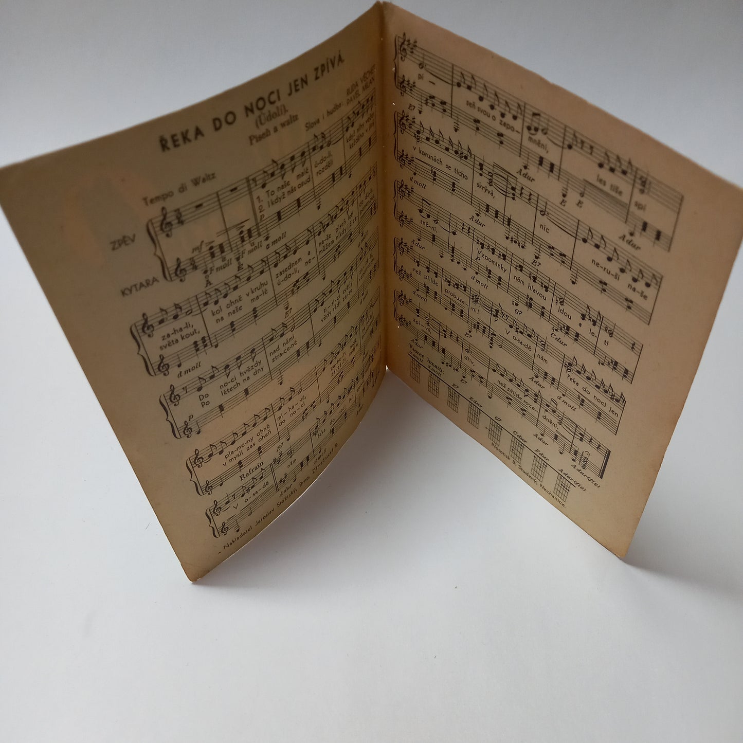 Řeka do noci jen zpívá