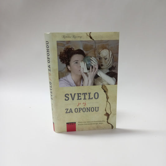 Svetlo je aj za oponou