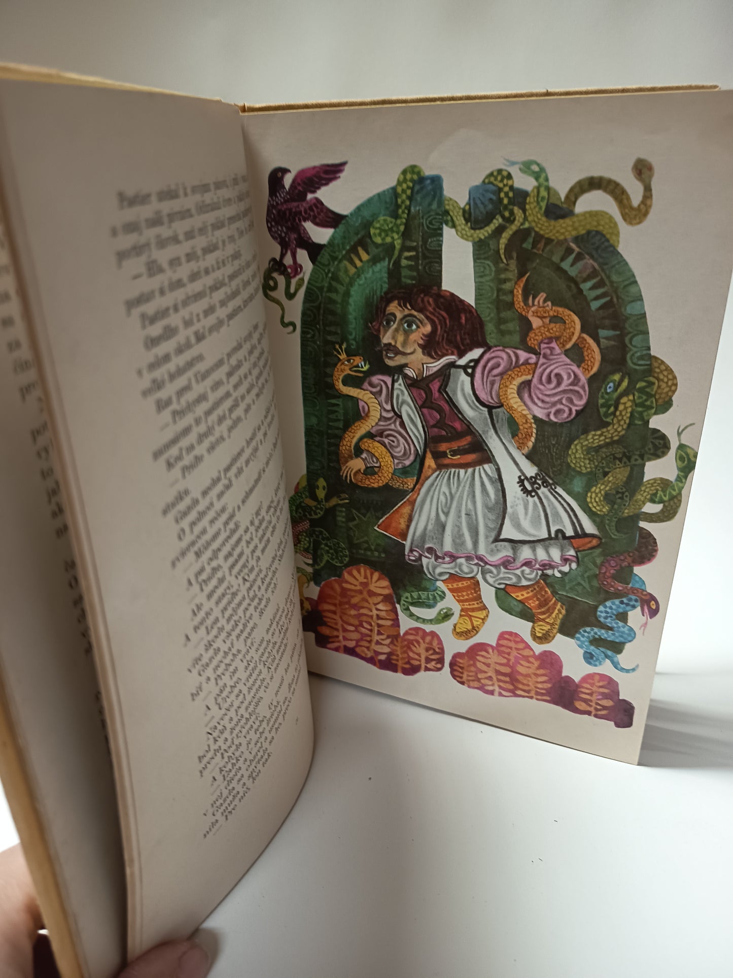 Zlatá jabloň a deväť pávov