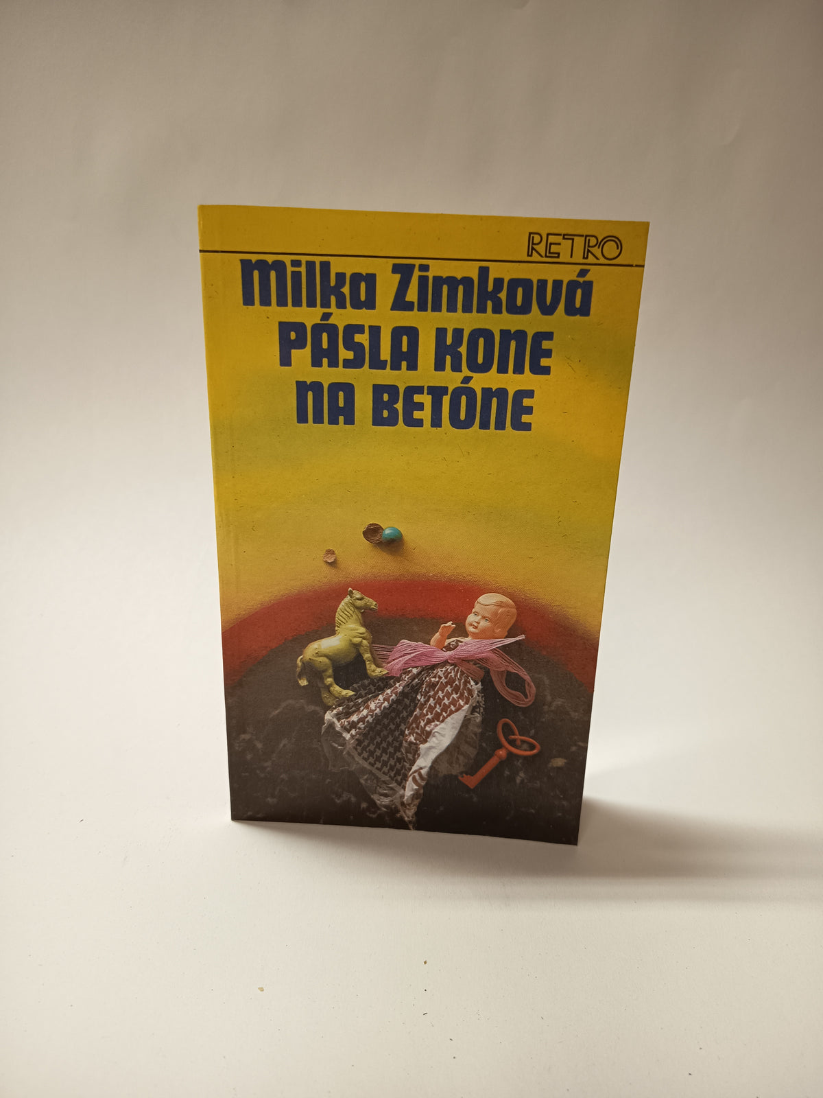Pásla kone na betóne