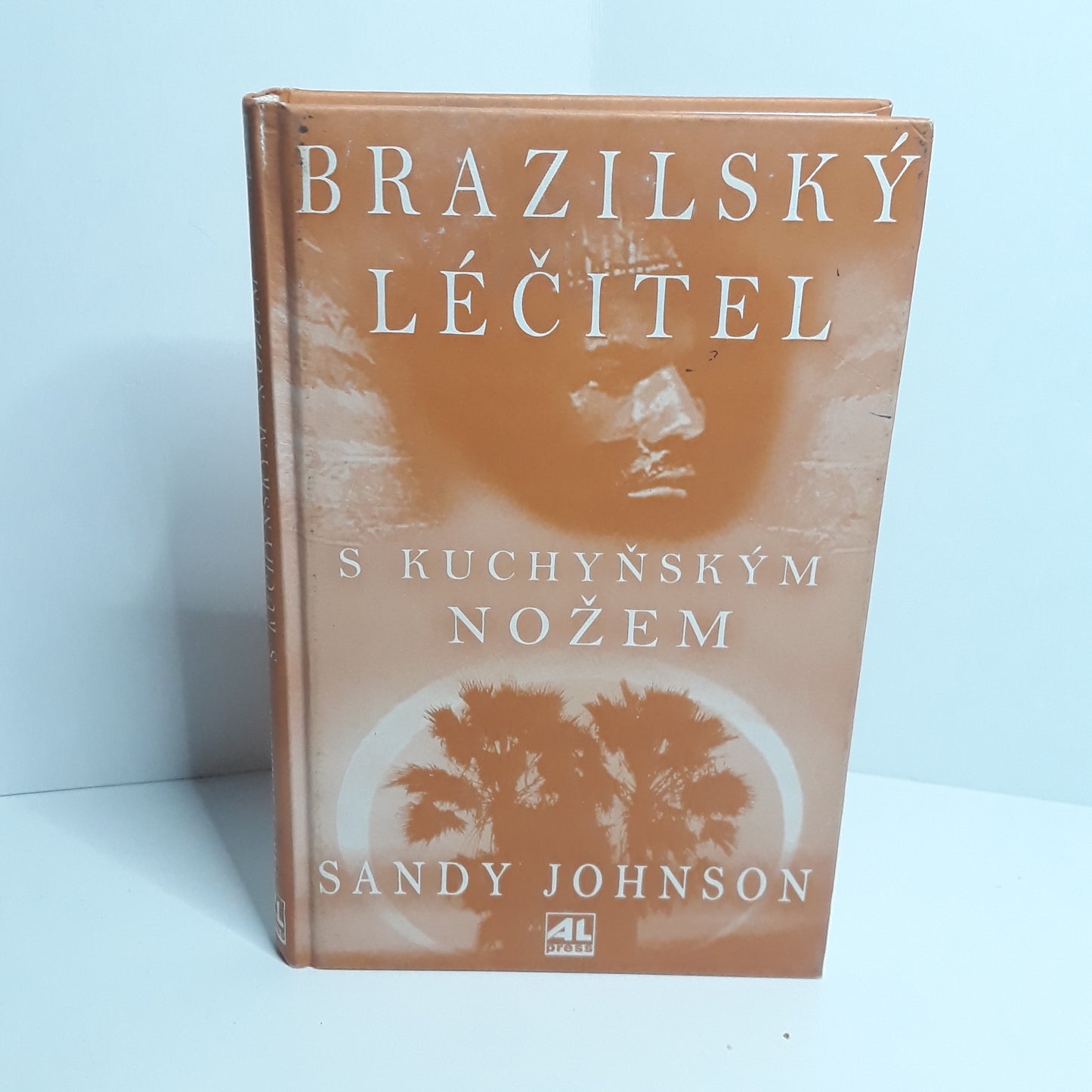 Brazilský léčitel s kuchyňským nožem