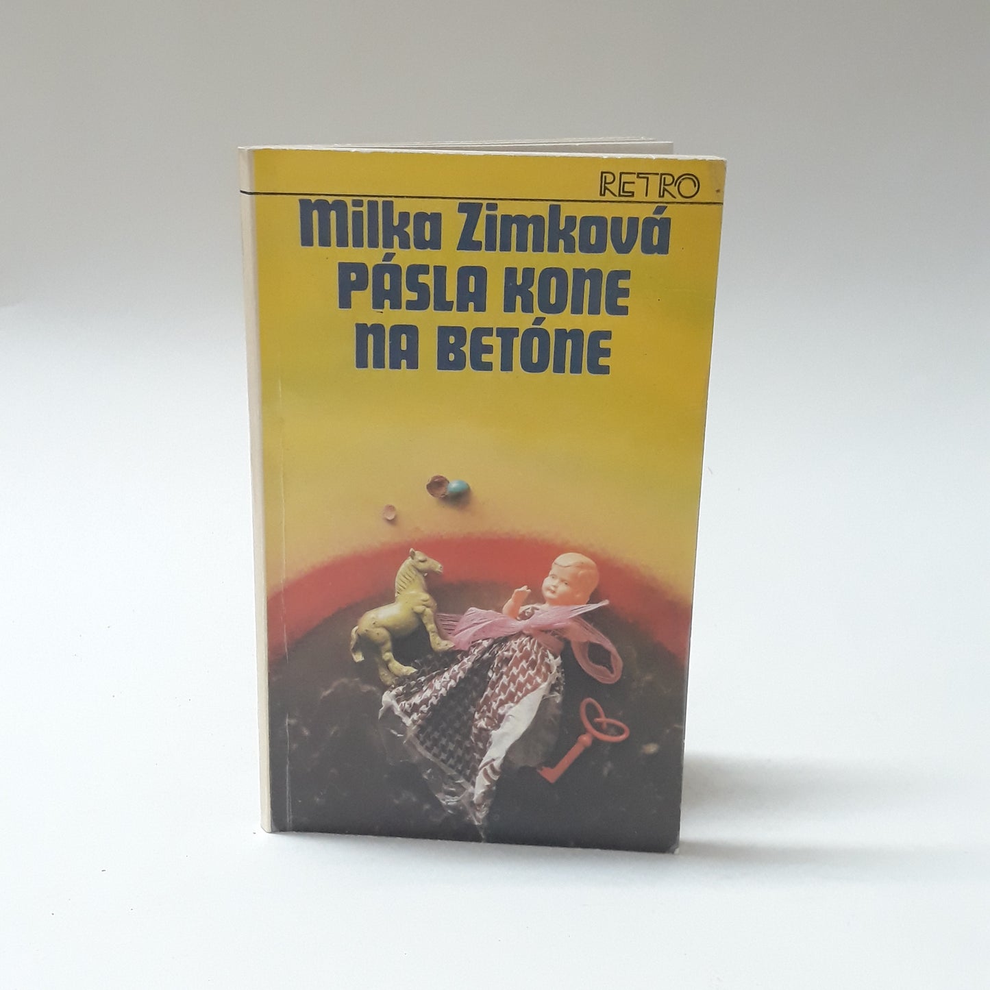 Pásla kone na betóne