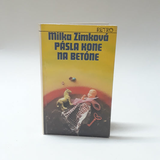 Pásla kone na betóne