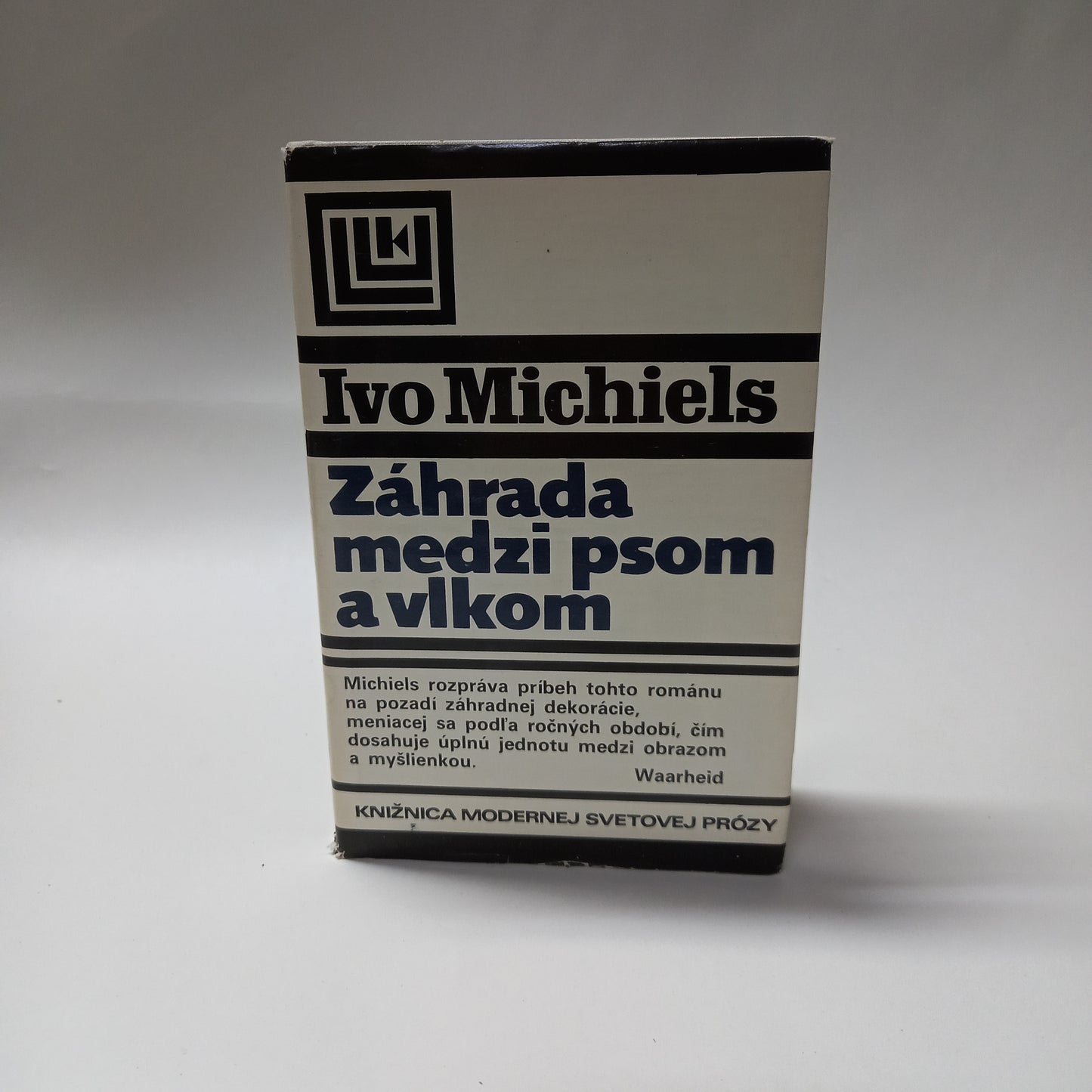 Záhrada medzi psom a vlkom