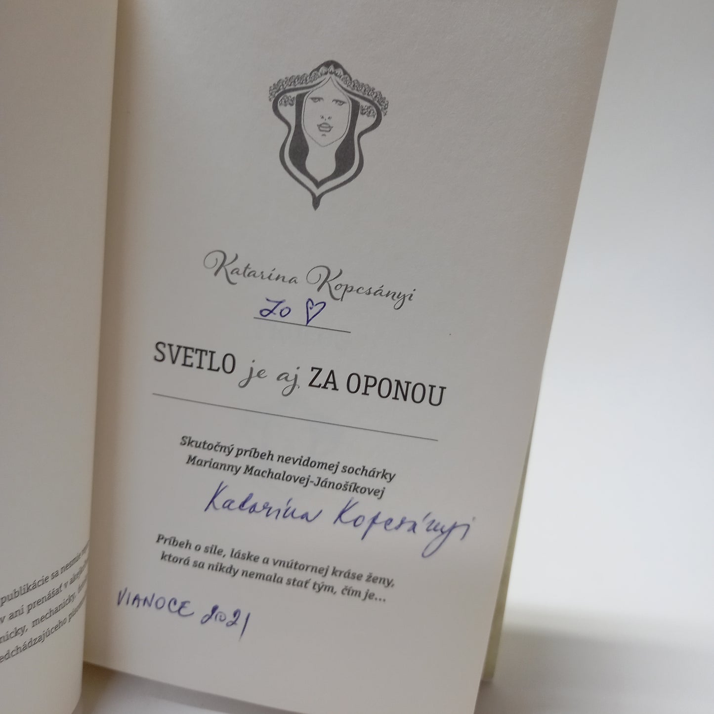 Svetlo je aj za oponou