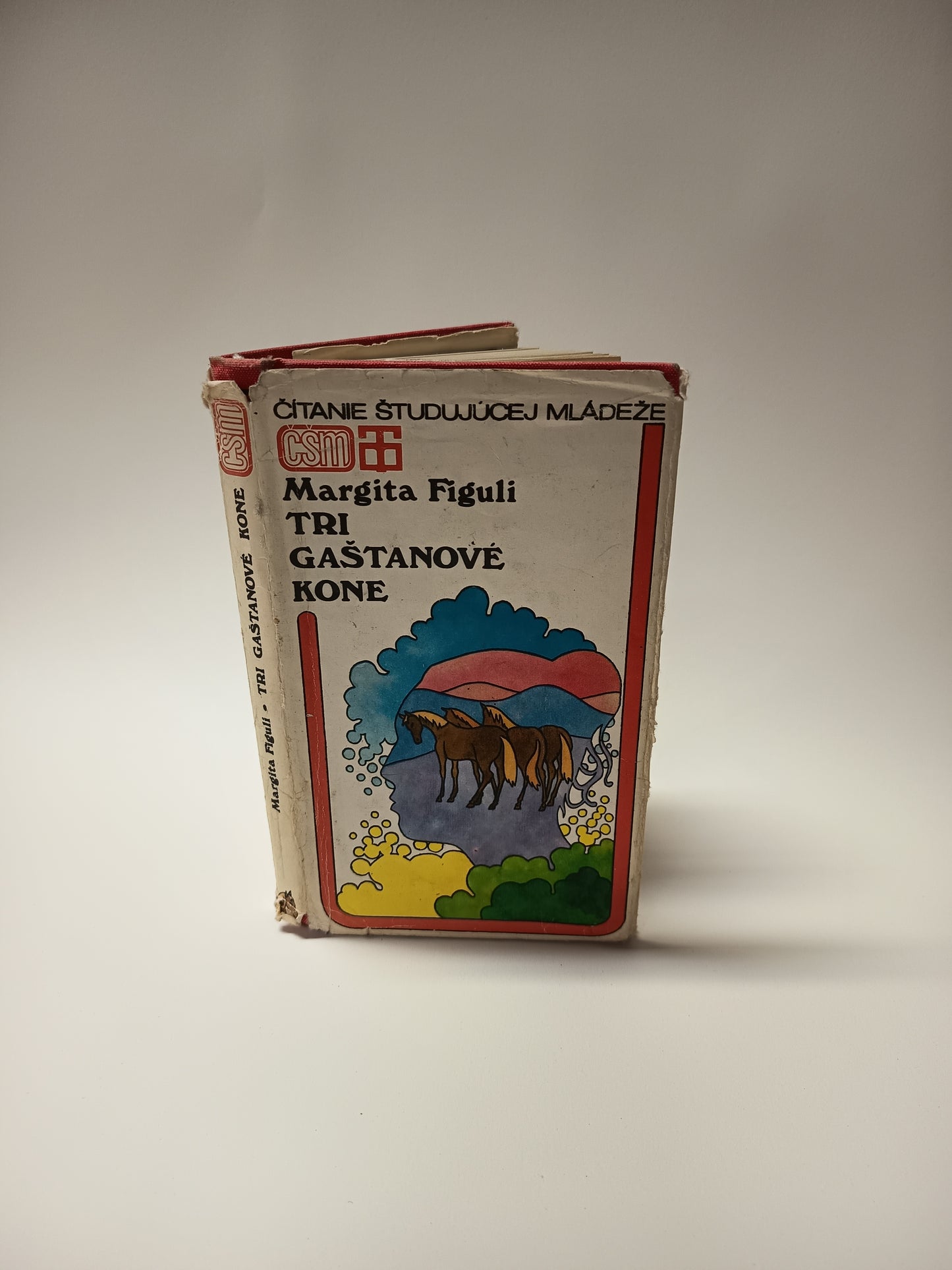 Tri gaštanové kone