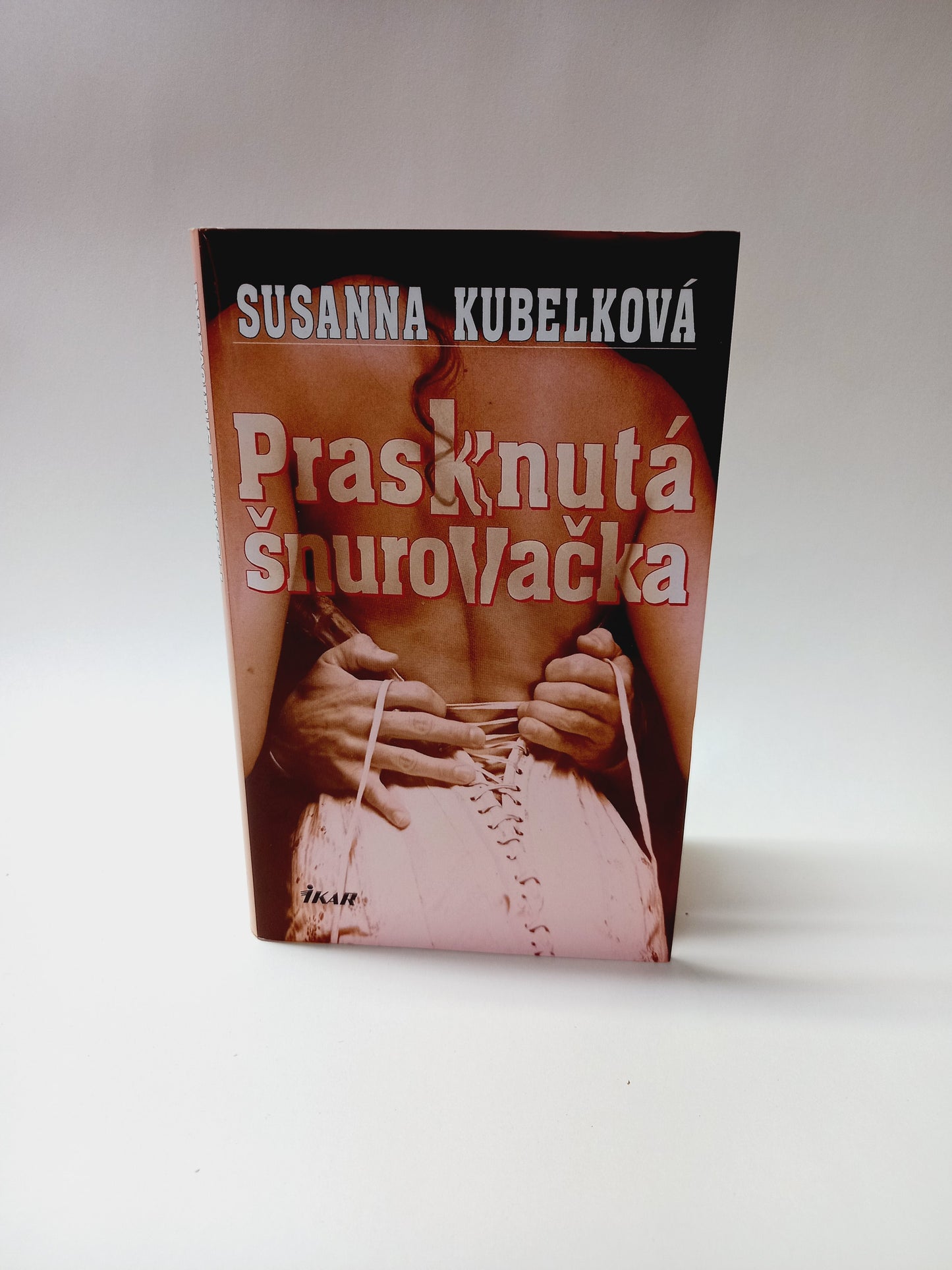 Prasknutá šnurovačka
