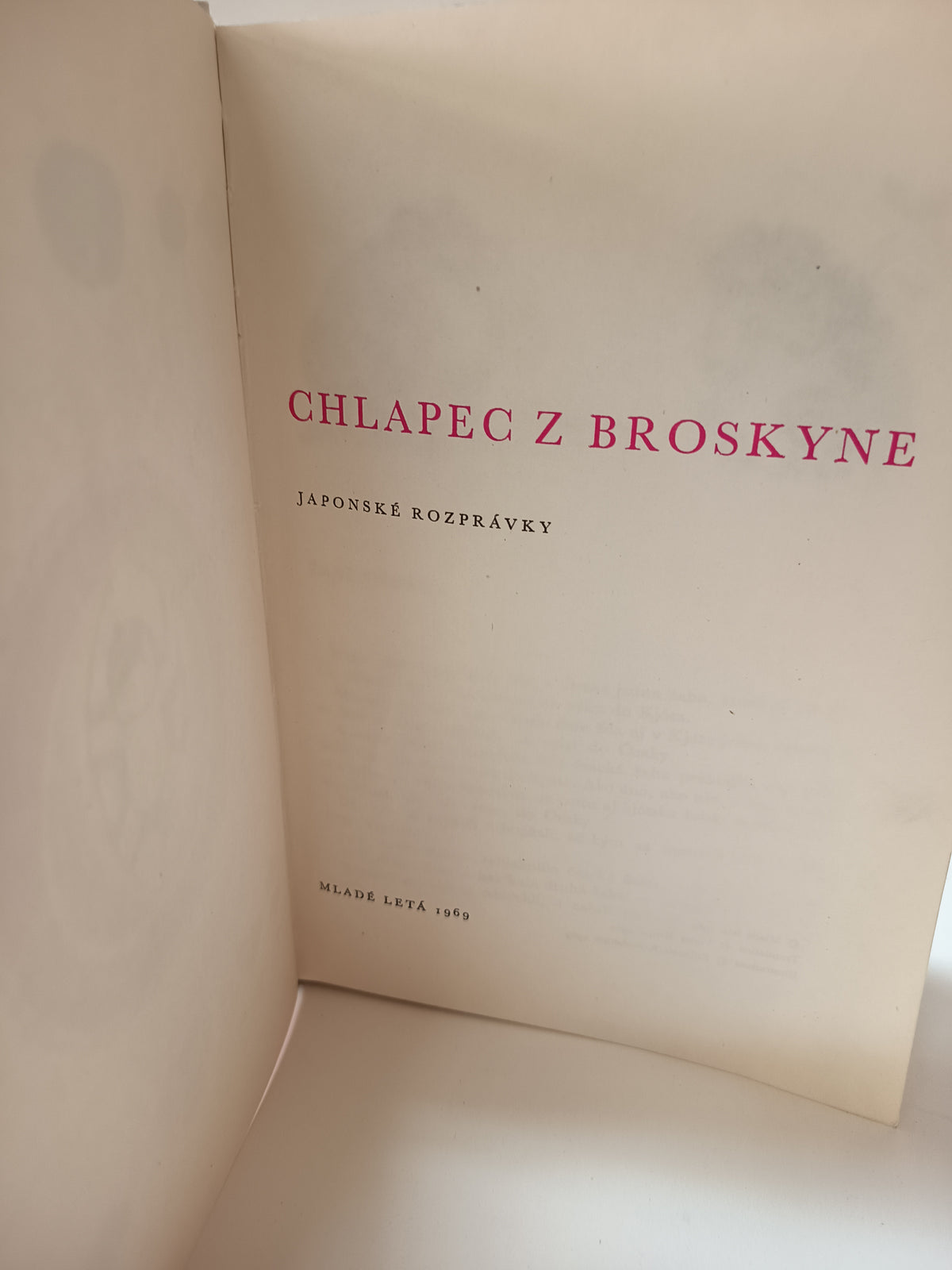 Chlapec z broskyne