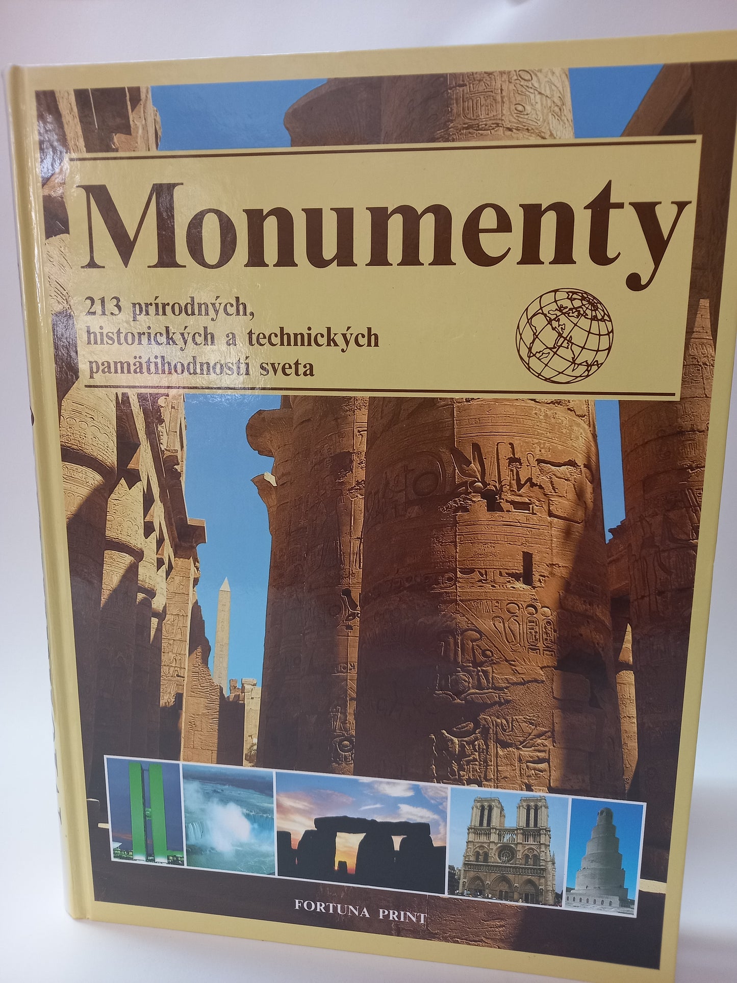Monumenty                                 213 prírodných, historických a technických pamätihodností sveta