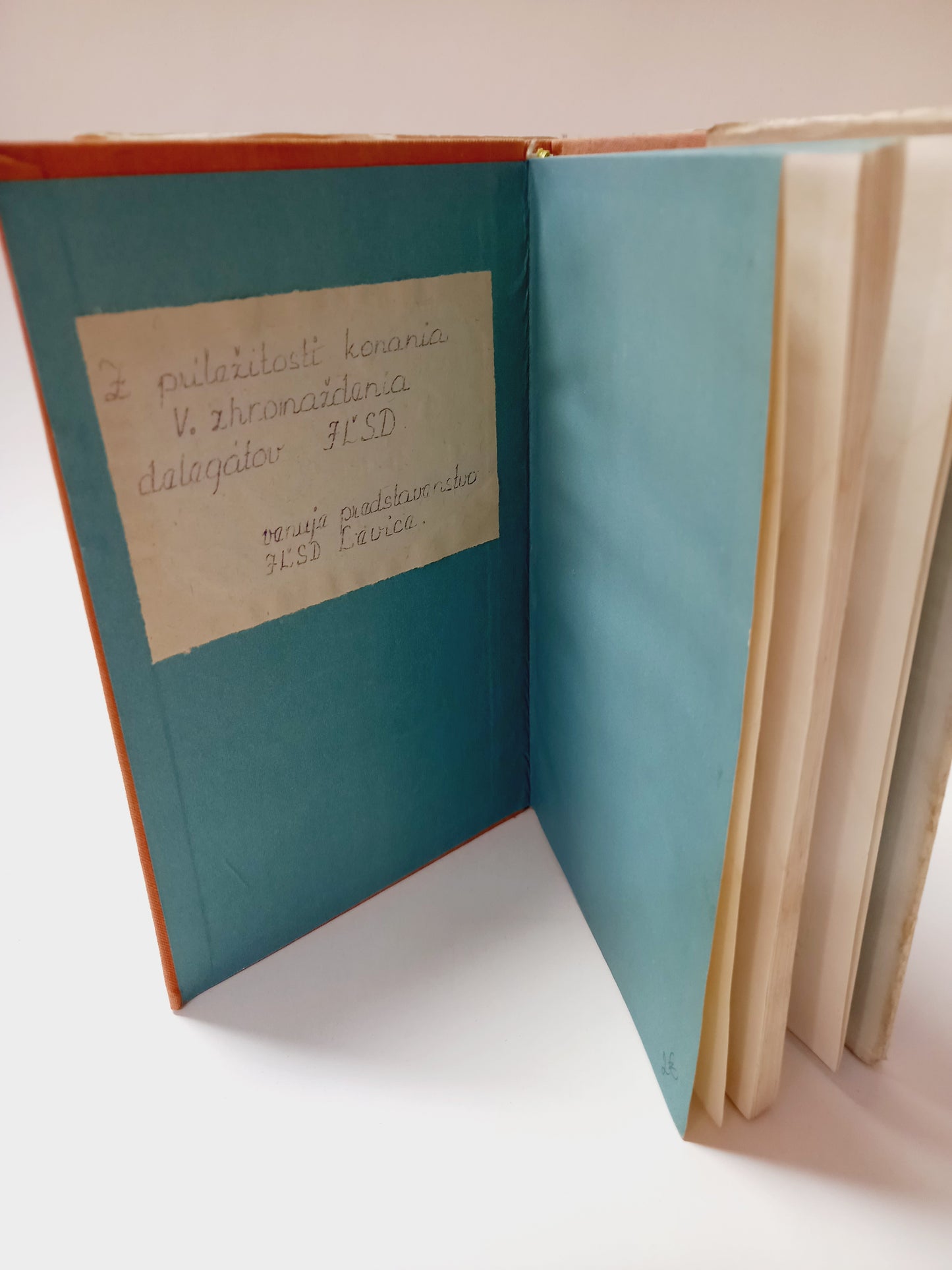 Červená šatka, biely mak