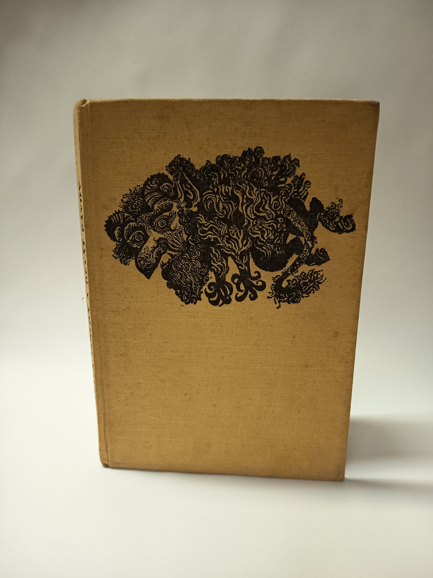 Zlatá jabloň a deväť pávov