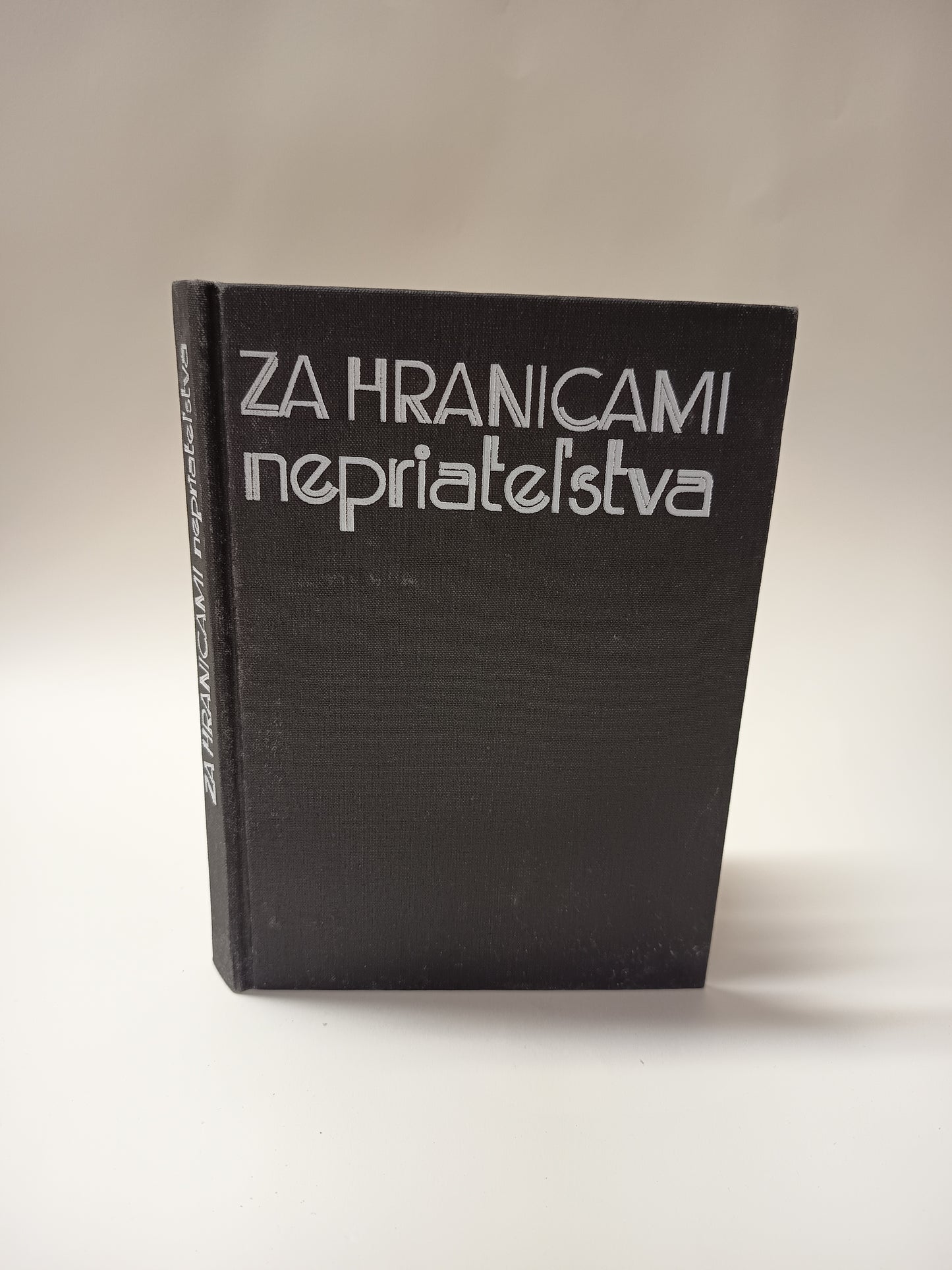 Za hranicami nepriateľstva