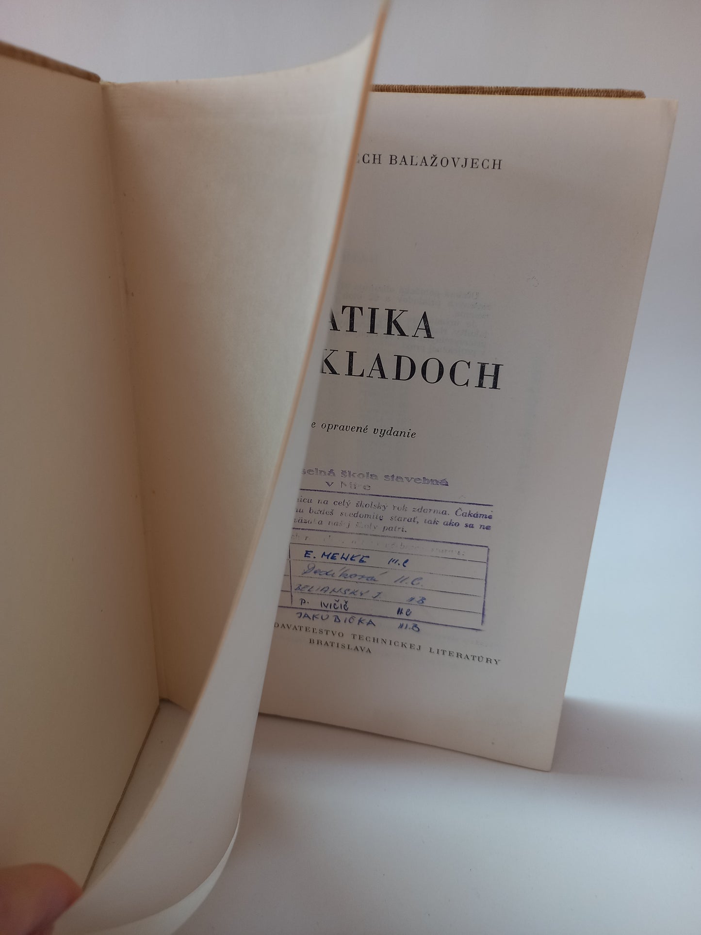 Statika v príkladoch