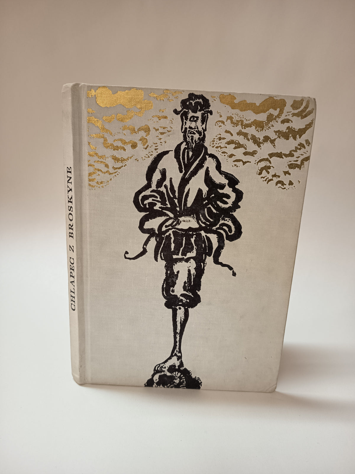 Chlapec z broskyne